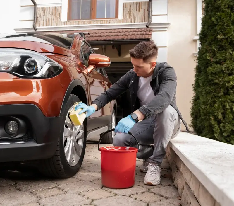 Lavage auto à domicile Ginoles : professionnel intervenant sur un véhicule